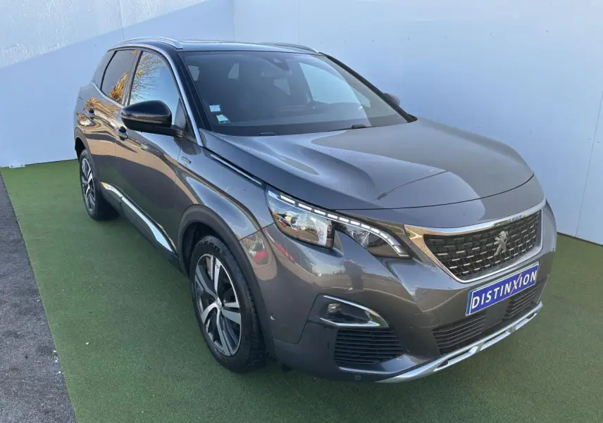 Peugeot 3008 gris métal vue 3/4 avant droit, avec calandre distinctive et jantes alliage modernes.