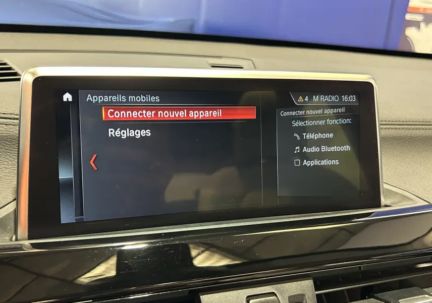 Écran central du tableau de bord BMW X1 2019 affichant le menu de connexion Bluetooth en intérieur noir.
