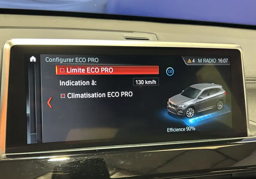 Écran de configuration ECO PRO montrant une BMW X1 grise en vue 3/4 avant côté droit.