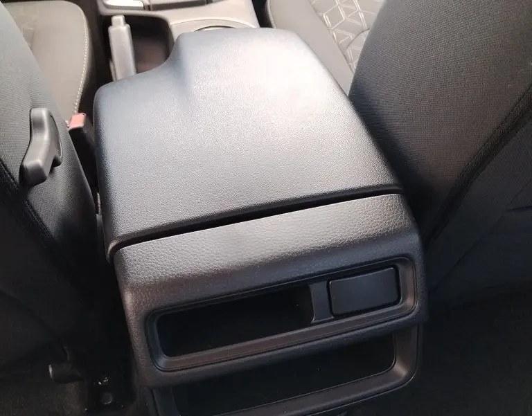 Vue intérieure rapprochée du levier de vitesses et de l'accoudoir central noir du pick-up Isuzu D-MAX 2026.