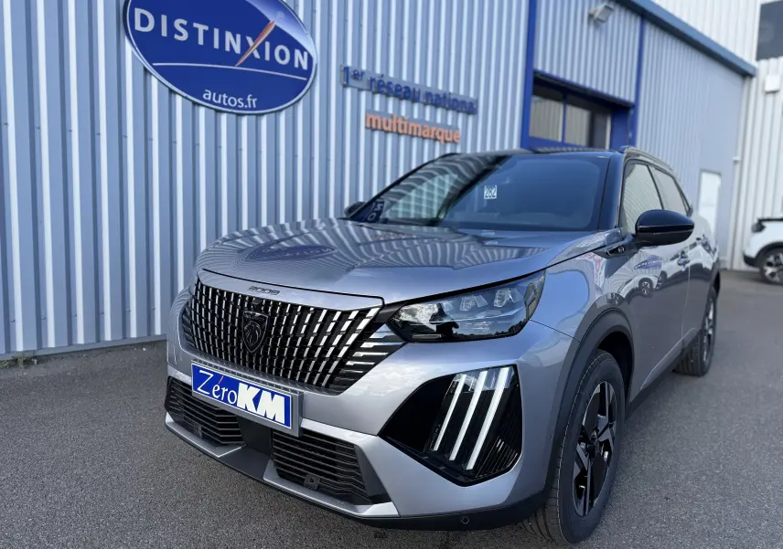 Peugeot 2008 gris Artense toit noir en 3/4 avant droit, avec calandre distinctive et feux LED verticaux.