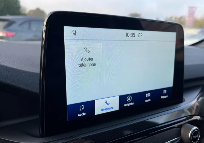 Écran tactile central du tableau de bord du Ford Kuga 1.5 EcoBoost 2022 affichant le menu téléphone.