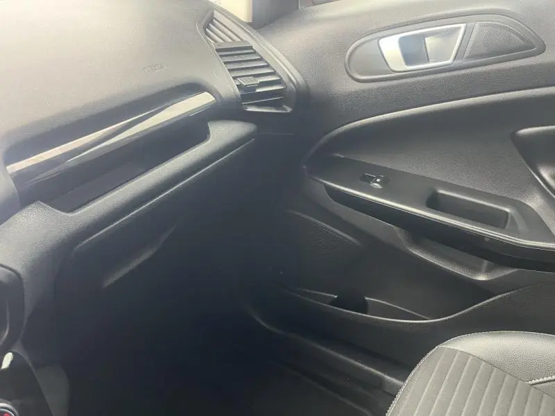 Intérieur côté passager du Ford EcoSport bleu Abysse 2021, avec tableau de bord et porte en noir texturé.