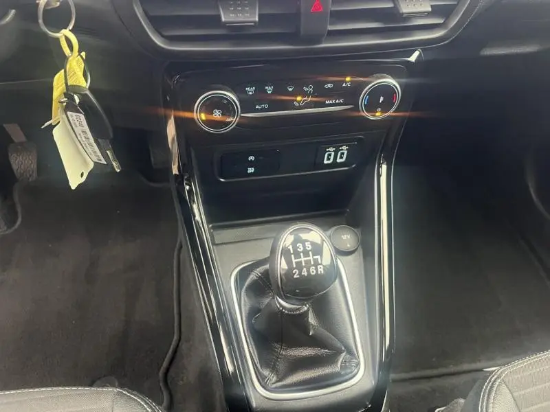 Levier de vitesse manuel et console centrale noire avec commandes climatisation dans un Ford EcoSport Bleu Abysse 2021.