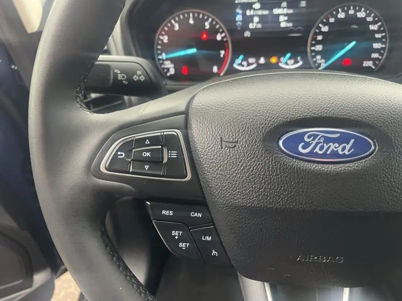 Gros plan sur le volant cuir noir avec commandes multifonctions du Ford EcoSport 1.0 EcoBoost Bleu Abysse 2021.