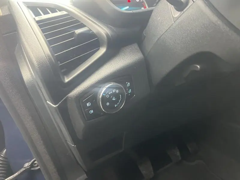 Gros plan sur le commutateur d'éclairage côté gauche du tableau de bord du Ford EcoSport Bleu Abysse 2021.