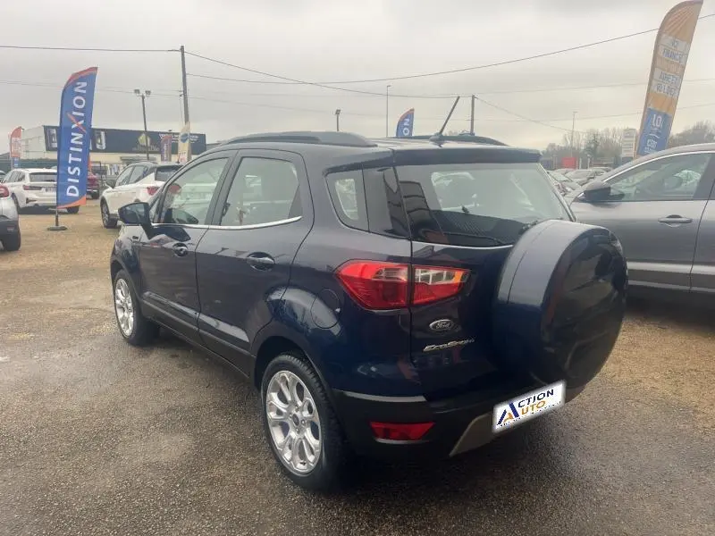 Vue 3/4 arrière droite d'un Ford EcoSport Bleu Abysse 2021 avec roue de secours sur hayon et jantes alu.