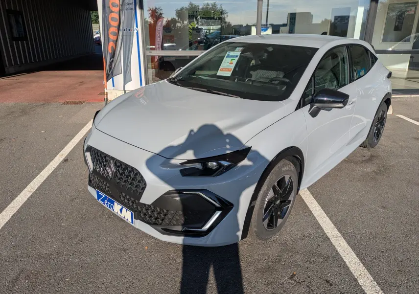 Vue 3/4 avant droit d'une Renault Clio VI TCE 115ch Techno gris Rafale métal avec jantes noires et détails noirs contrastants.