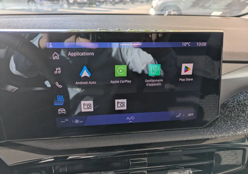 Écran tactile central de la Renault Clio VI gris Rafale, affichant les applications Android Auto et Apple CarPlay.