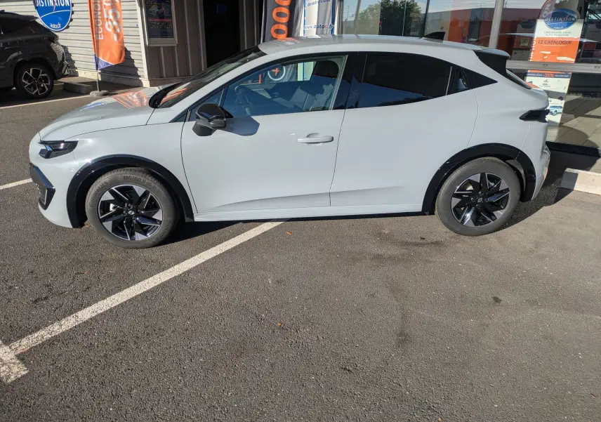 Vue de profil côté gauche d'une Renault Clio VI TCE 115ch Techno gris Rafale métal avec jantes noires et vitres teintées.
