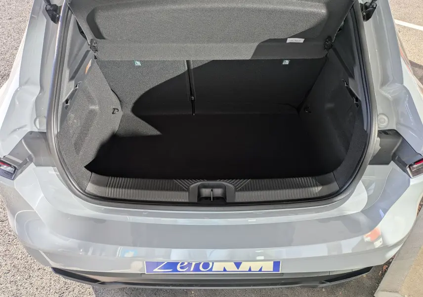 Vue arrière ouverte du coffre spacieux d'une Renault Clio VI TCe 115ch Techno gris Rafale métal, intérieur noir.