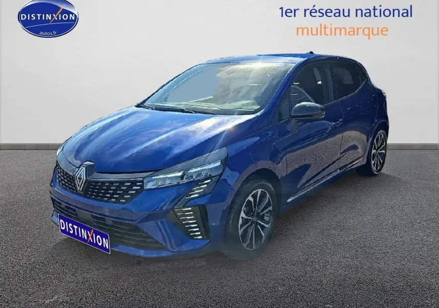 Renault Clio V 1.6 e-tech bleu iron vue 3/4 avant droit avec calandre chromée et jantes alu distinctives