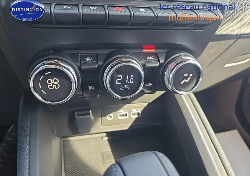 Commandes de climatisation et prises USB dans l'habitacle de la Renault Clio V 1.6 e-tech 145 techno.