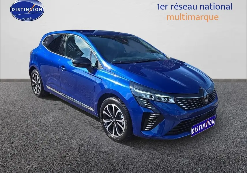 Renault Clio V 1.6 e-tech 145 techno bleu iron vue 3/4 avant droit sur fond neutre avec jantes alu distinctives
