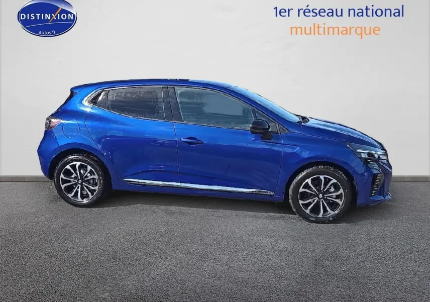 Profil droit de la Renault Clio V 1.6 e-tech 145 techno bleu iron avec jantes alliage et vitres surteintées.