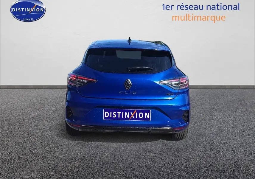 Vue arrière d'une Renault Clio V bleu iron 2025 avec feux LED et logo distinctif au centre du hayon.