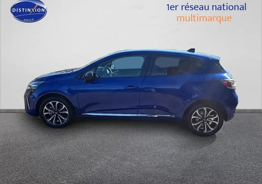 Profil droit d'une Renault Clio V 1.6 e-tech 145 techno bleu iron avec jantes alu et poignées ton carrosserie.
