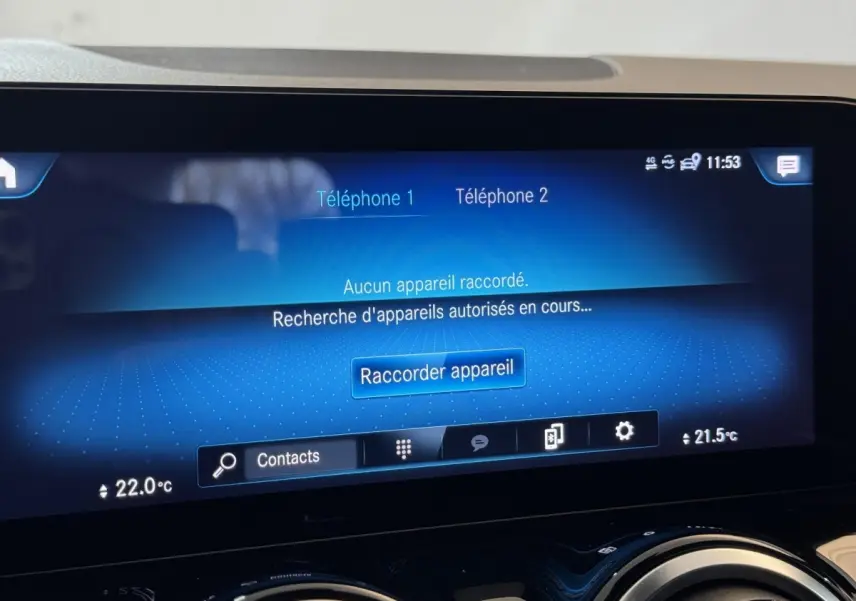Écran tactile central bleu du tableau de bord du Mercedes GLA 250 e Business Line 2023, affichage connectivité téléphone.
