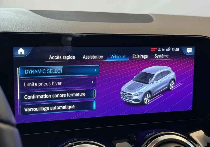 Écran tactile central affichant un menu avec une vue 3/4 avant d'une Mercedes GLA gris clair dans l'habitacle.