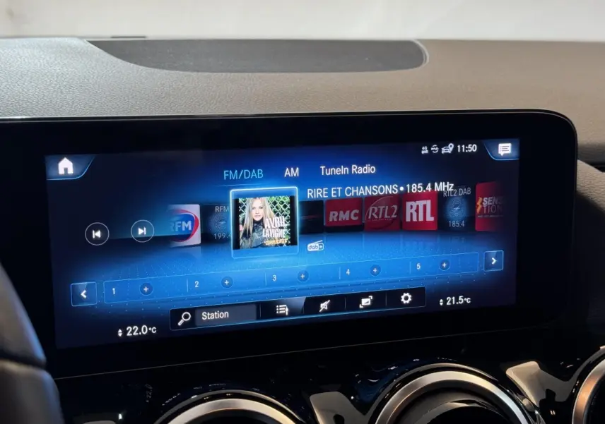 Écran tactile central de la Mercedes GLA 250 e Business Line 2023, affichant la radio FM avec interface moderne.