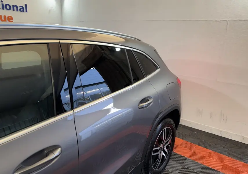Vue 3/4 arrière droit d’un Mercedes GLA 250 e Business Line gris foncé avec jantes alliage et vitres teintées.
