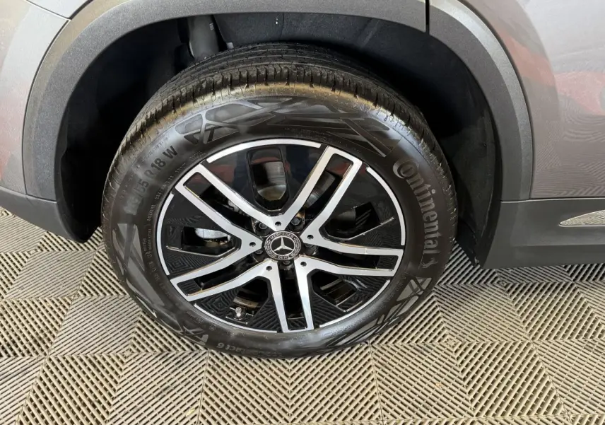 Gros plan sur la roue avant droite gris foncé du Mercedes GLA 250 e Business Line avec jante alliage bicolore.