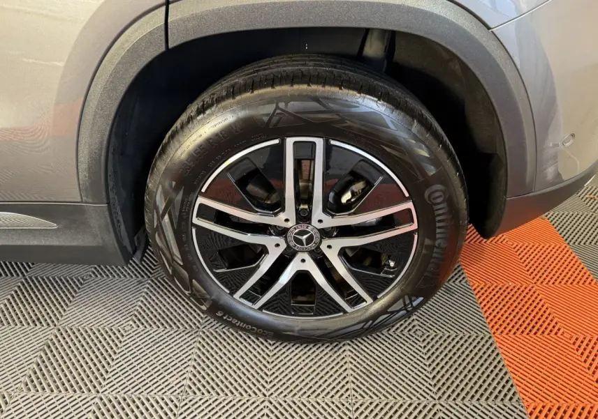 Gros plan sur la roue arrière droite du Mercedes GLA 250 e Business Line gris foncé avec jante alliage noire et argent.