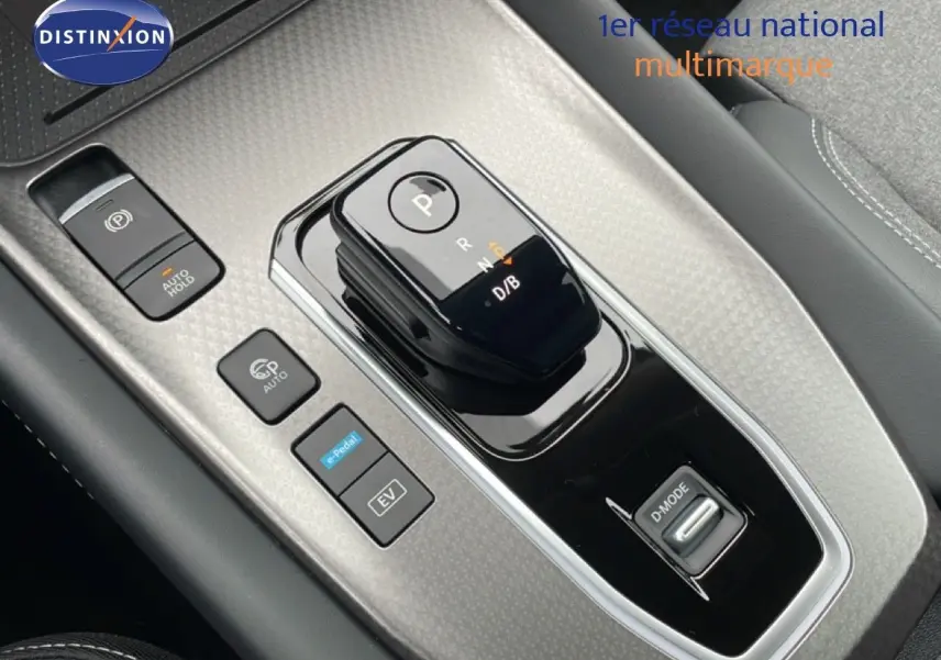 Gros plan sur la console centrale du Nissan Qashqai 1.5 E-POWER 2025 avec levier de vitesses noir brillant et boutons de contrôle.