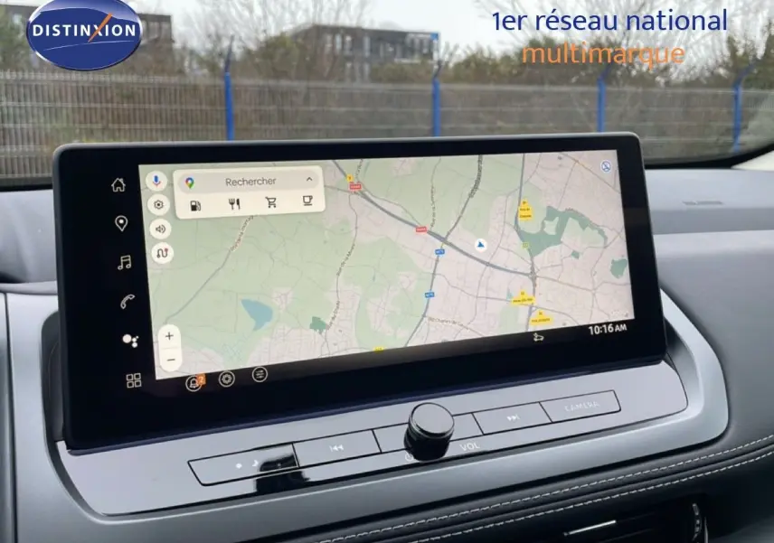 Écran tactile central affichant une carte GPS dans l’habitacle du Nissan Qashqai 2025 noir perle métal.