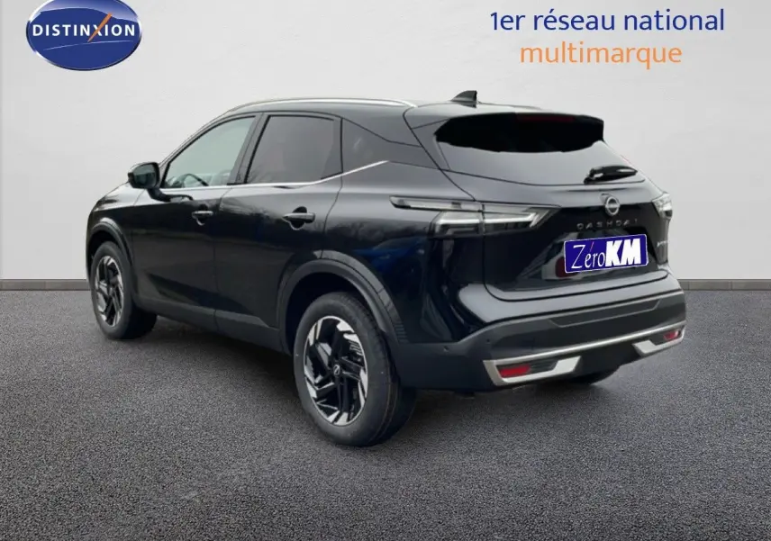 Vue 3/4 arrière droite du Nissan Qashqai noir perle métal 2025 avec jantes alliage et feux LED distinctifs.