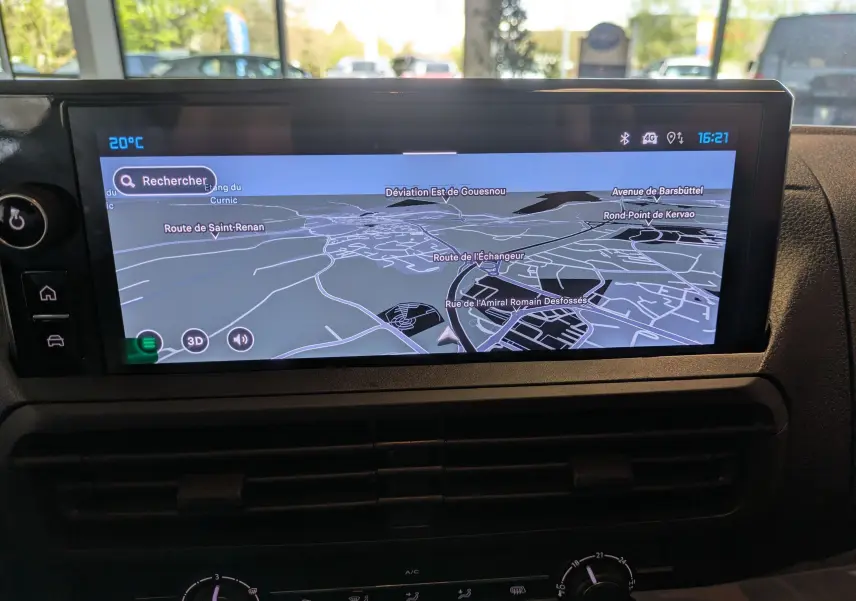 Écran tactile central du tableau de bord du Citroën Jumpy XL noir, affichant la navigation GPS en mode 3D.