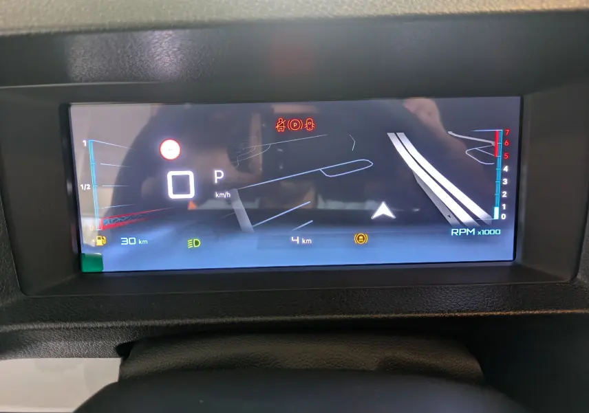 Affichage numérique du combiné de bord du Citroën Jumpy Cabine Approfondie 2025, indiquant la vitesse, RPM et alertes.