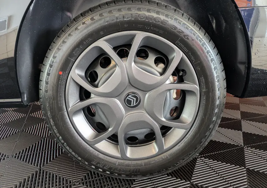 Gros plan sur la roue avant droite noire du Citroën Jumpy Cabine Approfondie XL 2025 avec jante tôle 17'' gris métallisé.