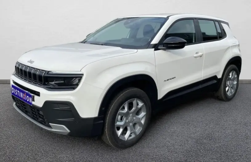 Jeep Avenger électrique blanc en vue 3/4 avant droit avec jantes alliage 17 pouces et rétroviseurs noirs.
