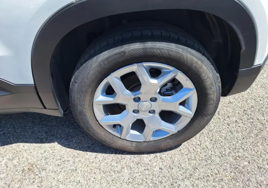Gros plan sur la roue avant droite avec jante alliage 17 pouces du Jeep Avenger électrique blanc.