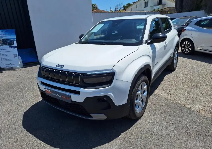Jeep Avenger électrique blanc en 3/4 avant droit, avec jantes alliage 17 pouces et calandre noire distinctive.