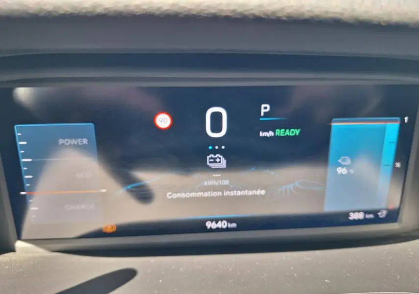 Affichage numérique du tableau de bord du Jeep Avenger électrique 2025, montrant la consommation instantanée et l'autonomie.