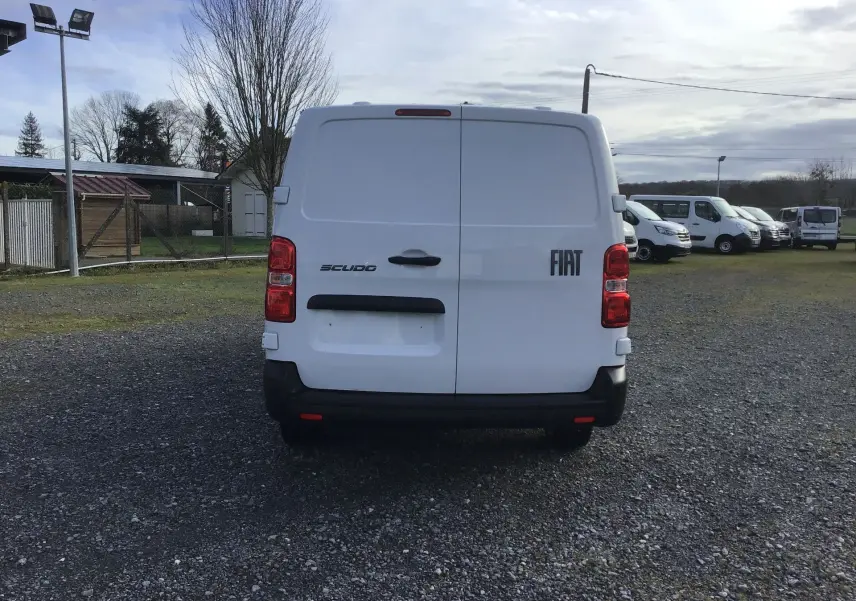 Vue arrière d’un FIAT Scudo Fourgon blanc 2024, avec portes battantes fermées et logo FIAT visible à droite.