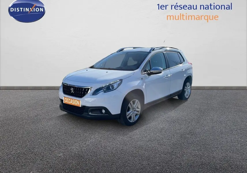 Peugeot 2008 blanc vue 3/4 avant droit sur sol gris avec calandre noire et phares LED allumés.