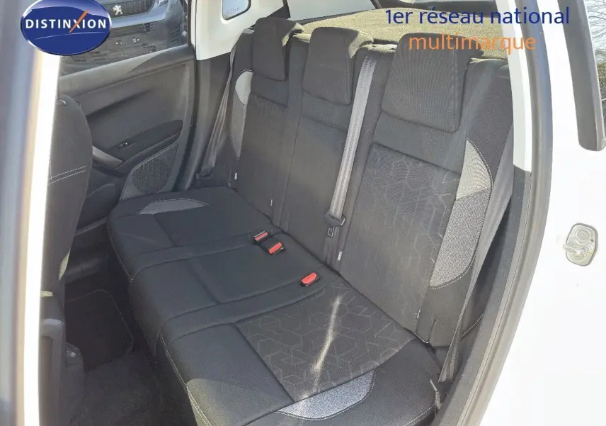 Vue intérieure côté droit montrant la banquette arrière noire avec motifs géométriques du Peugeot 2008 blanc de 2017.