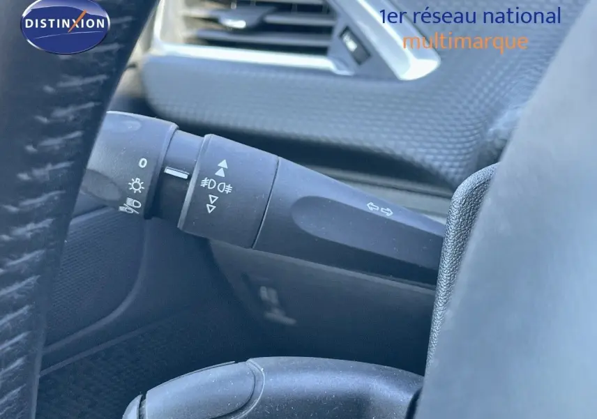 Gros plan sur les commandes au volant d'une Peugeot 2008 blanche, version 1.2 PureTech 110ch Style, 2017.