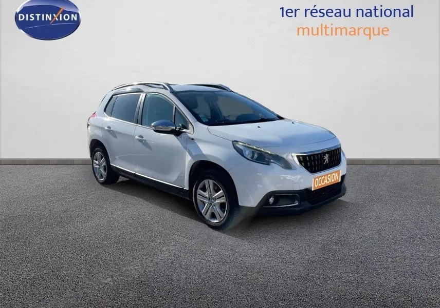 Peugeot 2008 blanc vue 3/4 avant droit, avec toit noir et jantes alliage, sur fond neutre showroom.