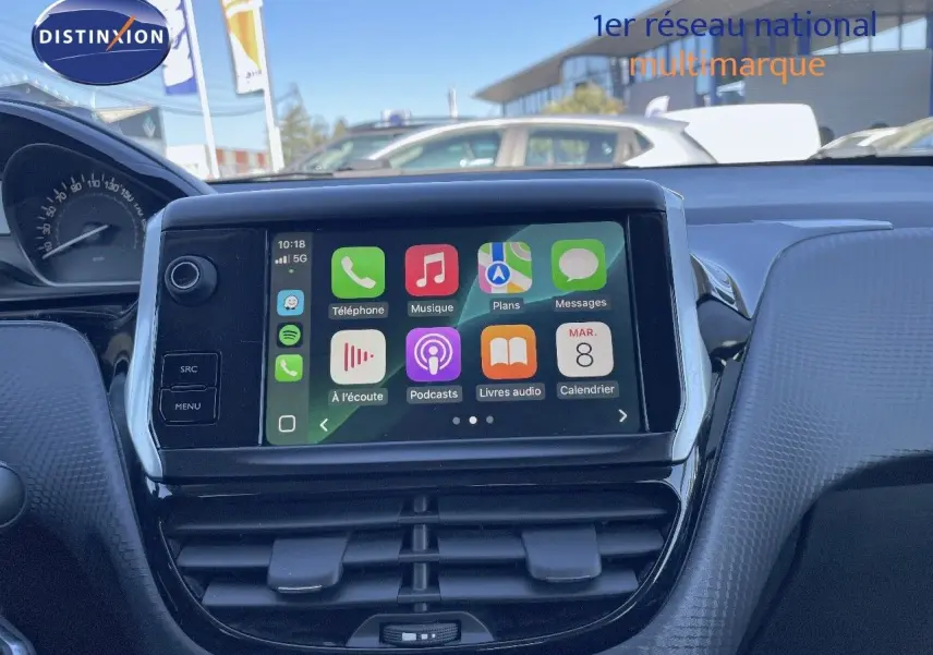 Écran tactile central allumé affichant des applications, tableau de bord noir intérieur Peugeot 2008 2017.