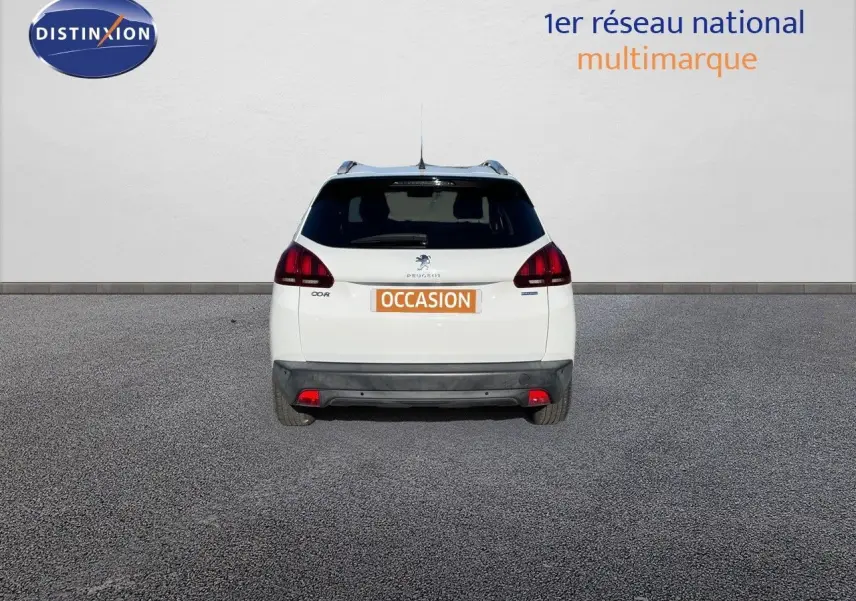 Vue arrière d'un Peugeot 2008 blanc de 2017 avec plaque orange "OCCASION" sur fond neutre.