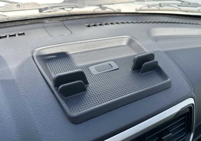 Support de smartphone noir fixé sur le tableau de bord du Piaggio Porter blanc, vue rapprochée intérieure côté conducteur.