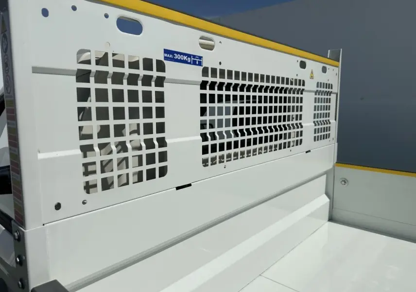 Détail de la benne blanche du Piaggio Porter 2024 vue de côté droit, avec grille de protection et marquage de charge maximale.