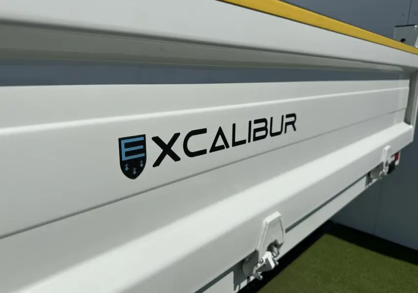 Gros plan sur la benne blanche du Piaggio Porter 2024 avec logo Excalibur visible sur le côté droit.