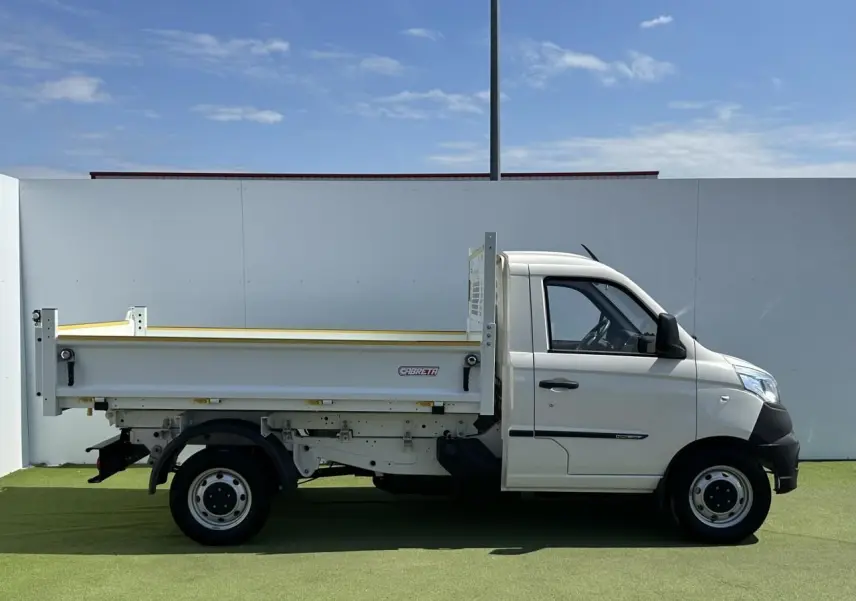 Vue de profil côté gauche d'un Piaggio Porter blanc avec benne longue et cabine simple sur fond clair.