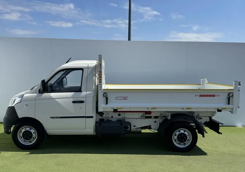 Vue de profil côté gauche d'un Piaggio Porter blanc avec benne longue Cabreta sur fond extérieur clair.