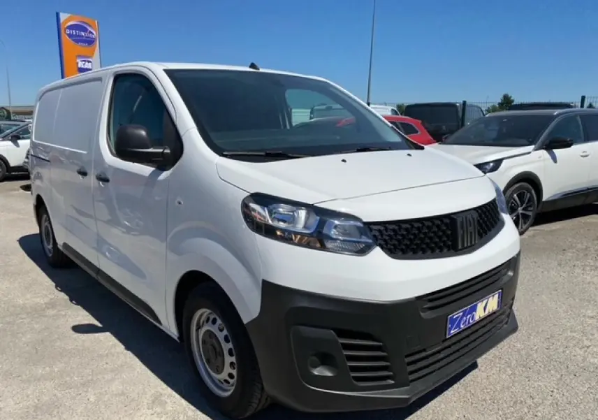 Fourgon blanc FIAT Scudo 2022 vu en 3/4 avant droit avec calandre noire et jantes acier simples.